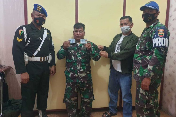 Prajurit TNI AD Kodim 0321/Rohil saat mengamankan seorang tentara gadungan di Kabupaten Rohil, Riau.