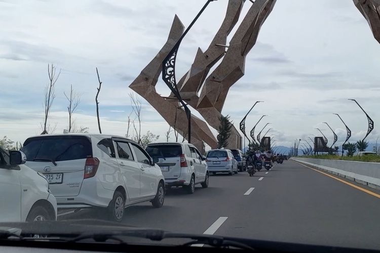 Jembatan Kabanaran Jadi Obyek Wisata Dadakan, Pemudik Berhenti untuk Swafoto Berlatar Sungai Progo