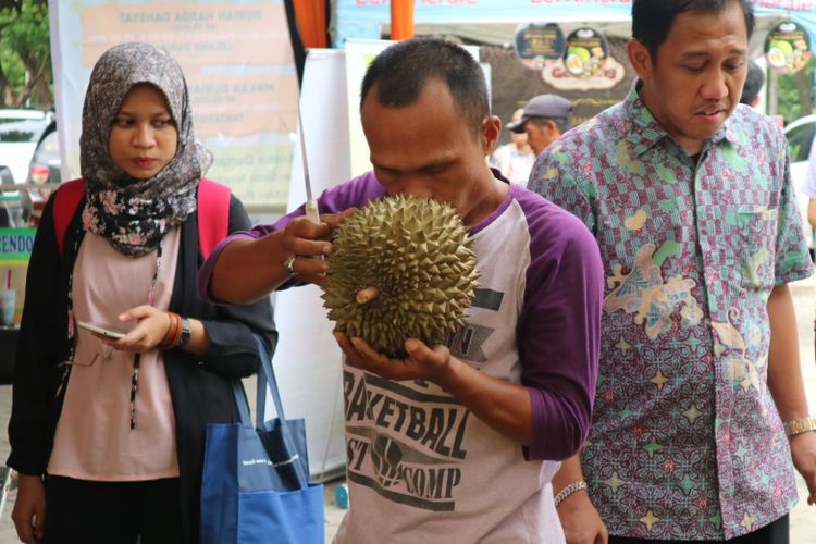 Mencium durian untuk mengetahui kematangan durian, di acara Wisata Durian, Minggu (25/11/2017).