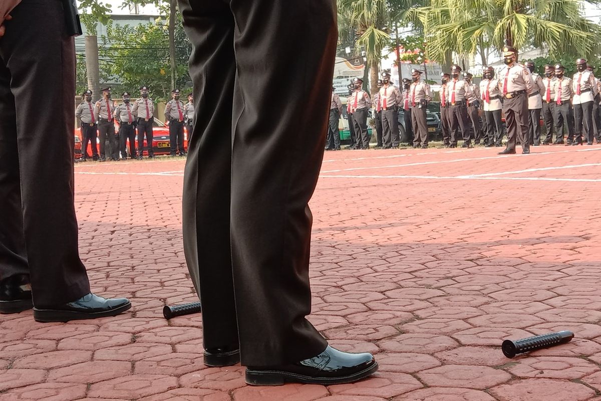 Polisi meletakan senjata dan tongkatnya saat apel kesiapan di Kantor Ditpamobvit Polda Jabar, Minggu (10/4/2022). Polisi siap mengawal aksi unjuk rasa mahasiswa yang rencana digelar besar-besaran pada Senin (11/4/2022) besok, Kapolda Jabar memerintahkan petugas dilapangan untuk melucuti senjatanya saat mengamankan aksi demo nanti.