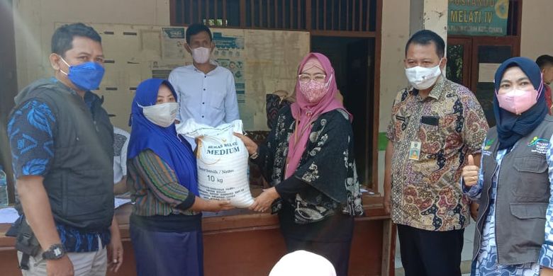PT Pos Indonesia (Persero) bersama perusahaan umum (Perum) Badan Urusan Logistik (Bulog) menyalurkan bantuan sosial beras (BSB) PPKM darurat kepada warga Pandegelang, Banten, Selasa, (3/8/2021). 