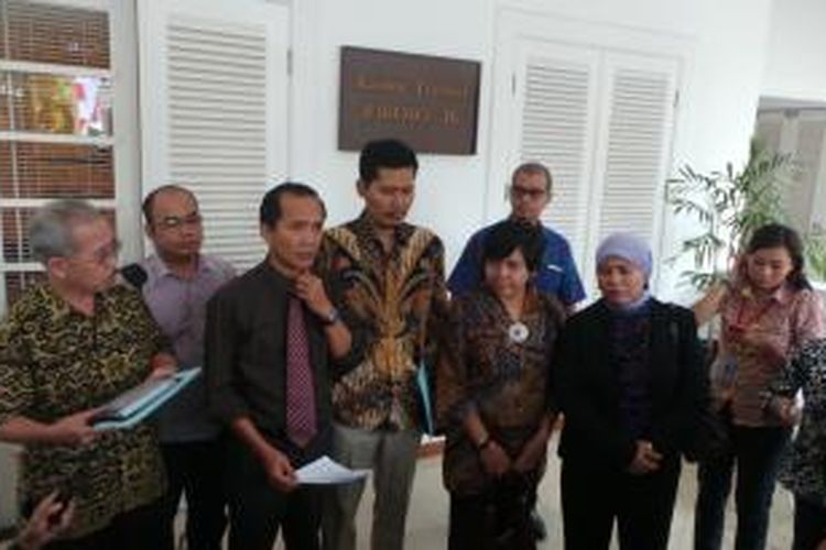Komisioner Komnas HAM Nur Kholis didampingi komisioner Komnas HAM lainnya seusai berdialog dengan Tim Transisi pemerintahan Jokowi-JK, Kamis (28/8/2014), di Menteng, Jakarta Pusat.