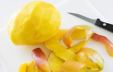Ilustrasi mengupas kulit mangga. Kulit mangga bermanfaat bagi kesehatan.