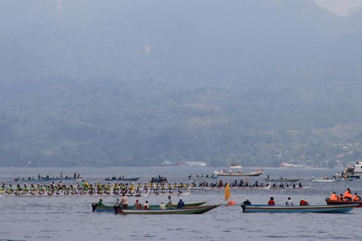 Peserta lomba perahu belang sedang beradu cepat di Teluk Ambon, Maluku, Senin (28/9/2015). Lomba perahu belang ini dalam rangka meramaikan Pesta Teluk Ambon 2015.