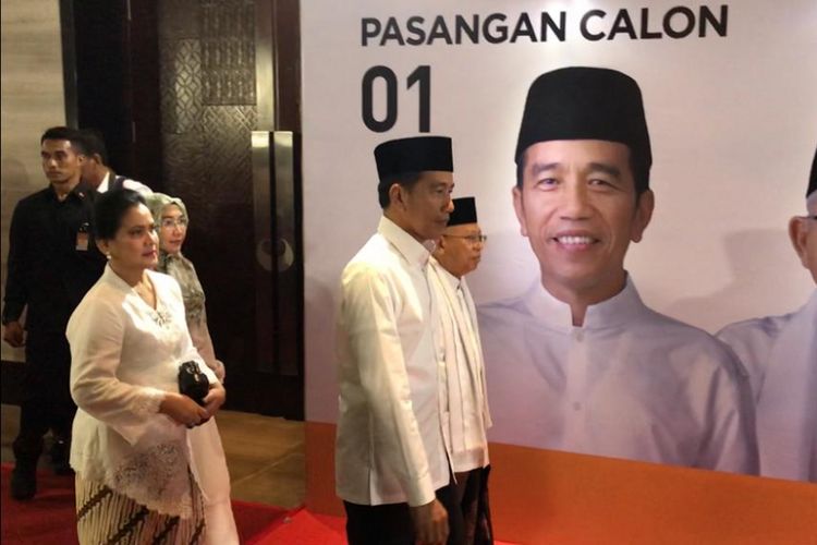 Calon presiden dan wakil presiden nomor urut 01 Joko Widodo-Maruf Amin tiba di arena debat pilpres di Hotel Bidakara, Jakarta, Selatan, Kamis (17/1/2019) malam.