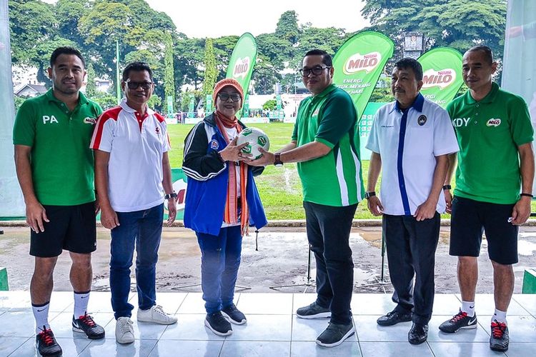  Business Development Planning Manager South Sulawesi Region Nestlé Indonesia Mahendra Nasser (ketiga kanan) menyerahkan bola kepada Kepala Dinas Pemuda dan Olahraga Provinsi Sulawesi Selatan Ir. Sri Endang Sukarsih, MP (ketiga kiri) di Lapangan Hasanuddin, Makassar