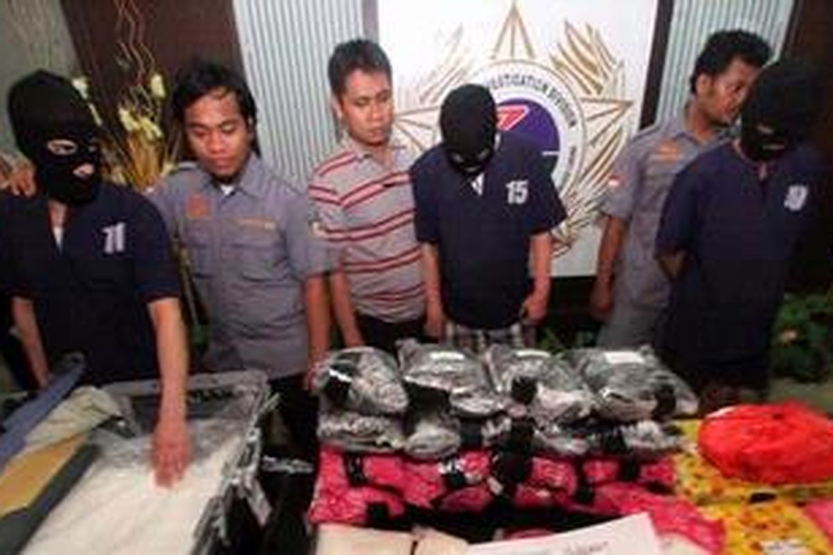 Barang bukti berupa sabu seberat 4.337,5 gram, serbuk keytamine seberat 47.600 gram, dan tablet eremin 5 sebanyak 42.000 butir digelar oleh Direktorat Tindak Pidana Narkoba Bareskrim Polri di Gedung Badan Narkotika Nasional, Jakarta, Kamis (24/3/2011). Seluruh barang bukti ditaksir bernilai Rp 56,5 miliar.  