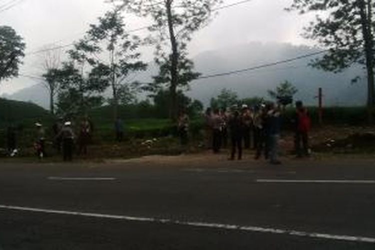 Tempat bersarangnya bus Desiana setelah menghantam Toyota Kijang di turunan - tanjakan Emen, Jalan Cicenang, Kecamatan ciater, Subang, Jawa Barat, Rabu, (18/6/2014)