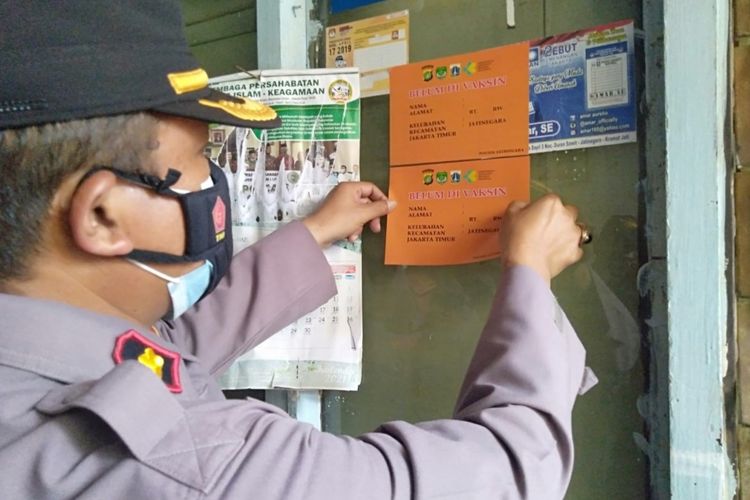Petugas mulai menempelkan stiker ke rumah-rumah warga yang belum divaksinasi Covid-19 di Kecamatan Jatinegara, Jakarta Timur, Minggu (15/8/2021) kemarin.