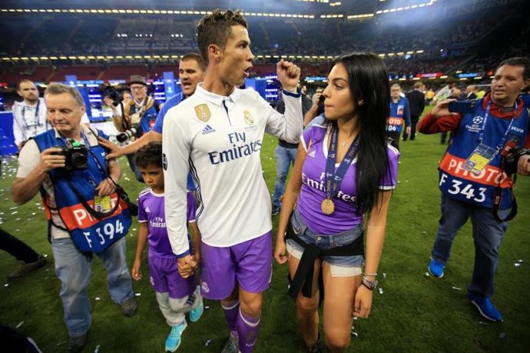 Foto Cristiano Ronaldo yang menggandeng Cristiano Jr serta kekasih Ronaldo, Georgina Rodriguez, usai Real Madrid meraih kemenangan atas Juventus di Cardiff pada 3 Juni 2017, untuk meraih gelar Liga Champions. 