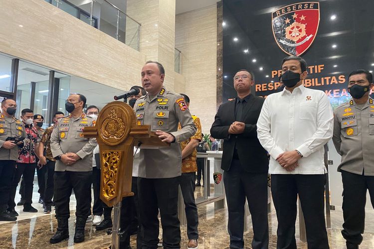 Irwasum Polri Komjen Pol Agung Budi Maryoto selaku Ketua Tim Khusus yang menangani kasus tewasnya Brigadir J dalam konferensi pers di Mabes Polri, Jakarta, Jumat (19/8/2022).