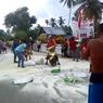 Warga Maluku Tumpahkan 2 Ton Beras di Depan Kantor Desa