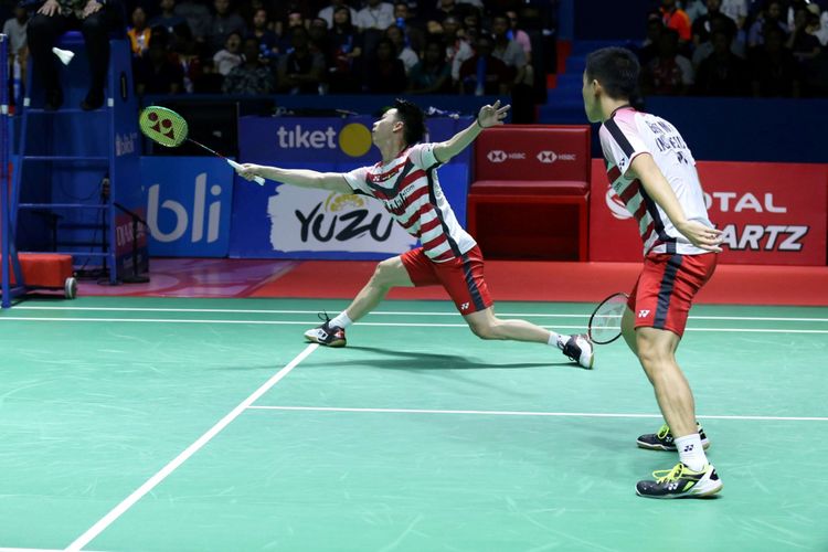 Pebulu tangkis ganda putra Indonesia, Kevin Sanjaya Sukamuljo mengembalikan bola ke arah lawan asal Jepang dalam partai final Indonesia Open 2018 di Istora Senayan, Jakarta, Minggu (8/7/2018). Pebulu tangkis ganda putra Indonesia, Marcus Fernaldi Gideon dan Kevin Sanjaya Sukamuljo menang dengan skor 21-13 dan 21-16.