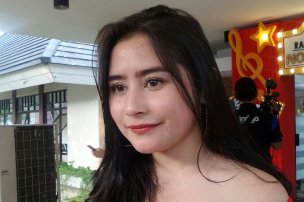 Prilly Latuconsina dalam sesi wawancara di Club House Green Andara Village, Cinere, Depok, Jawa Barat, Minggu (20/8/2017).