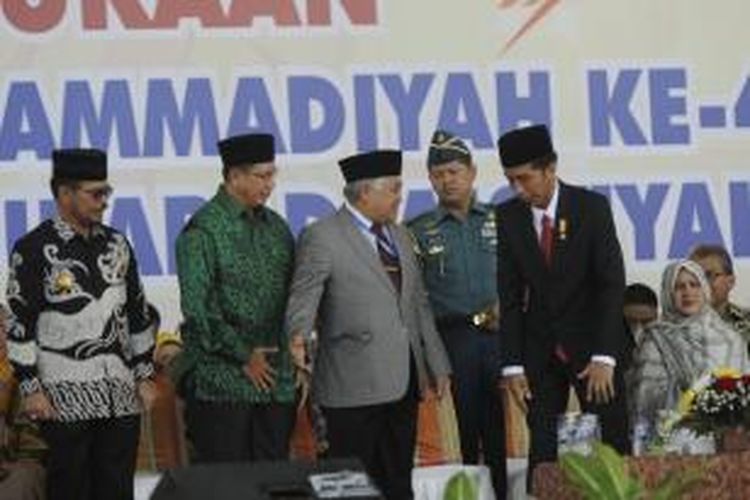 Presiden Joko Widodo hendak menyampaikan sambutan pada pembukaan Muktamar Ke-47 Muhammadiyah dan Muktamar Satu Abad Aisyiyah di Lapangan Karebosi, Makassar, Senin (3/8/2015).