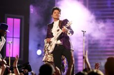 Bruno Mars Tampil Bawakan “Heavy Rotation” Saat Konser di Jepang