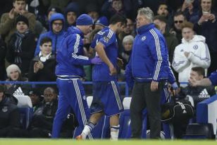 Penyerang Chelsea, Diego Costa (tengah), ditarik ke luar lapangan setelah mengalami cedera pada laga Premier League kontra Everton di Stadion Stamford Bridge, Sabtu (16/1/2016).