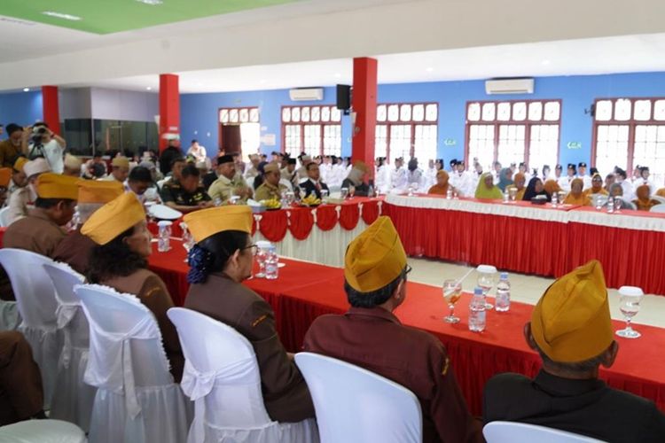 Bupati Kukar Edi Damansyah menemui keluarga dan janda veteran dalam Peristiwa Merah Putih Sangasanga di Gedung Wisma Ria PT Pertamina EP Sangasanga Field, Kecamatan Sangasanga, Kabupaten Kutai Kartanegara, Kalimantan Timur (Kaltim), Senin (27/1/2025).