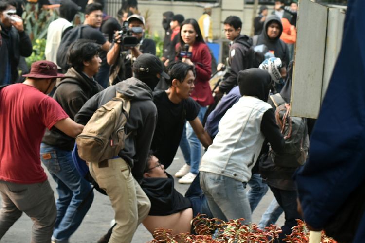 Aksi massa unjuk rasa di Gedung DPRD Jabar berakhir ricuh, Selasa (24/9/2019). Massa tengah menggontong rekannya yang terkulai lemas lantaran gas air mata yang dilontarkan aparat kepolisian untuk memukul mundur.