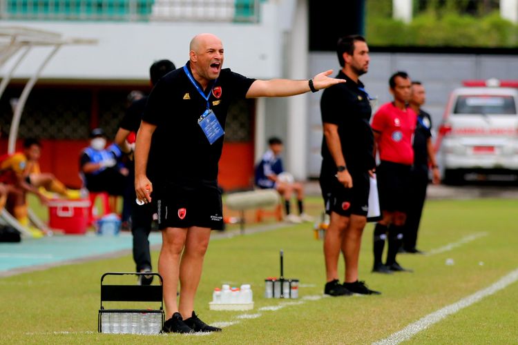 Pelatih PSM Makassar Bernardo Tavares saat memberi instruksi pemain saat pertandingan pekan ke-14 Liga 1 2022-2023 melawan Bhayangkara FC yang berakhir dengan skor 0-0 di Stadion Maguwoharjo Sleman, Senin (12/12/2022) sore.