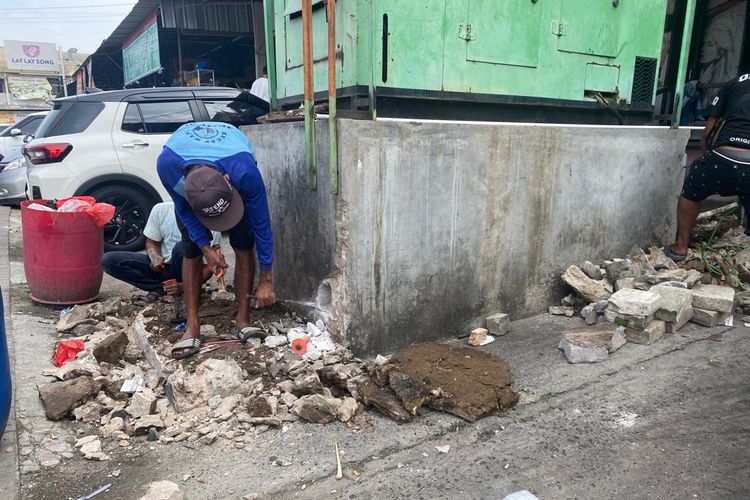 Salah satu pekerja tampak sibuk membongkar bagian bangunan ruko yang mencaplok fasilitas umum di RT 011/RW 03, Blok Z8 Selatan Nomor 27, Pluit, Penjaringan, Jakarta Utara. 