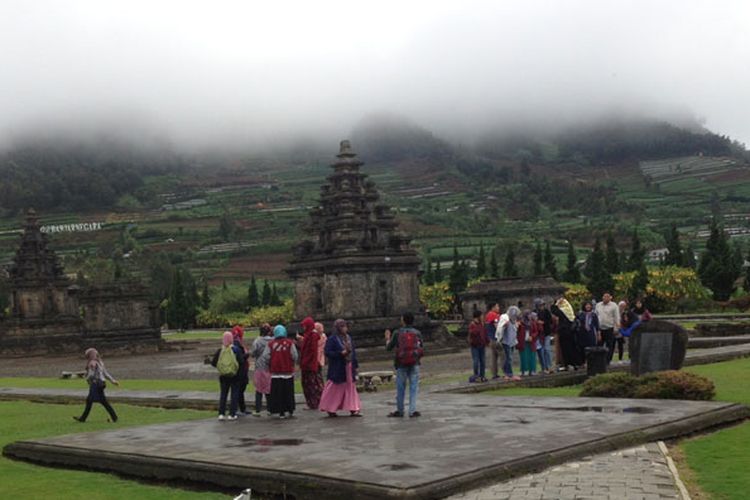 Candi Arjuna, salah satu destinasi wisata di Dataran Tinggi Dieng, Jawa Tengah yang selalu ramai dikunjungi wisatawan. Foto diambil pertengahan November 2017.