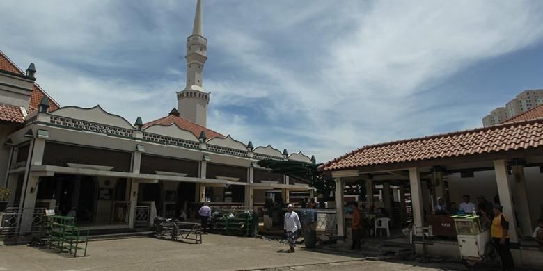 Warga datang untuk menunaikan shalat Jumat di Masjid Keramat Luar Batang, Penjaringan, Jakarta Utara, Jumat (8/4/2016). Di masjid ini terdapat makam seorang ulama bernama Al Habib Husein bin Abubakar Alaydrus yang meninggal pada 24 Juni 1756.
