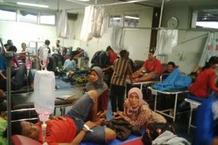 Suasana di IGD RSUD Sumedang yang dipenuhi puluhan pasien korban minuman keras oplosan di Sumedang, Jawa Barat, Kamis (4/12/2014).