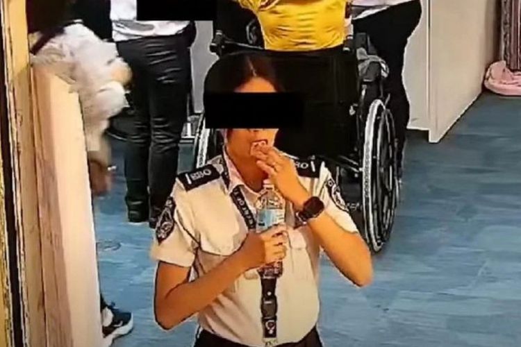 Petugas pemeriksaan di Bandara Manila, Filipina tidak menyadari bahwa dia telah menoleh ke kamera keamanan saat dia memasukkan uang curian ke dalam mulutnya.
