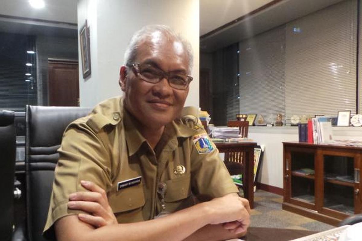 Deputi Gubernur bidang Tata Ruang dan Lingkungan Hidup DKI Jakarta Oswar Muadzin Mungkasa, saat ditemui wartawan, di ruang kerjanya di Balai Kota, Selasa (12/4/2016).