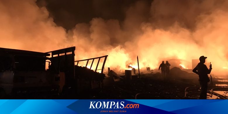 Kebakaran di Pabrik Daur Ulang Plastik Kamal Muara, 7 Rumah dan 2 Truk Terbakar - Vimarsana News
