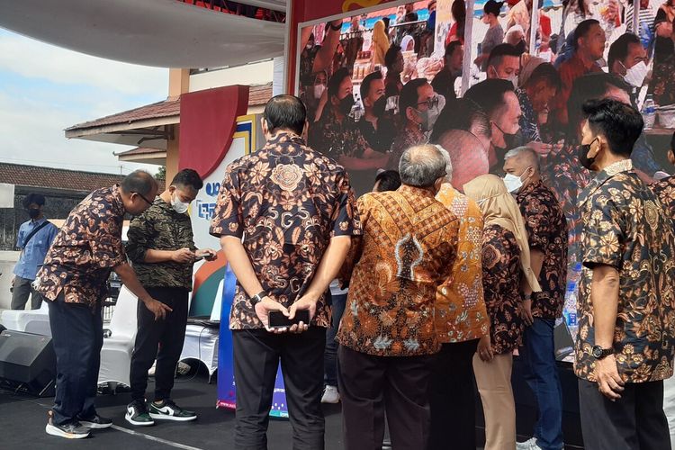 Wali Kota Solo Gibran Rakabuming Raka dalam penutupan SGS 2022 di Plaza Timur Pasar Klewer Solo, Jawa Tengah, Minggu (30/10/2022).