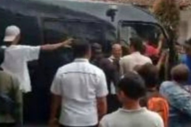 Keluarga korban pelajar tewas gara-gara geng motor ricuh saat hendak mulai persidangan dengan mengejar mobil tahanan Kejaksaan di Pengadilan Kelas I A Tasikmalaya, Jawa Barat, Senin (21/10/2024) sore.