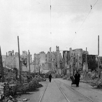 Suasana Nettelbeck Strasse dekat Wittenberg Platz, Berlin pada April 1945. Bagian kota ini dijuluki City of Death atau Kota Kematian oleh warga Berlin.
