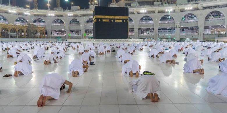 Muslims perform umrah pilgrimage in Saudi Arabia during the Covid-19 pandemic. 