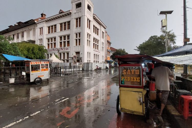 Pedagang kaki lima meramaikan Jalan Kunir di kawasan Kota Tua Jakarta, Tamansari, Jakarta Barat, Selasa (5/4/2022) 