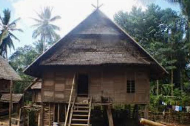 Suasana rumah adat Kajang Ammatoa terletak di  Desa Tana Towa, Kecamatan Kajang, Kabupaten Bulukumba, Sulawesi Selatan. 