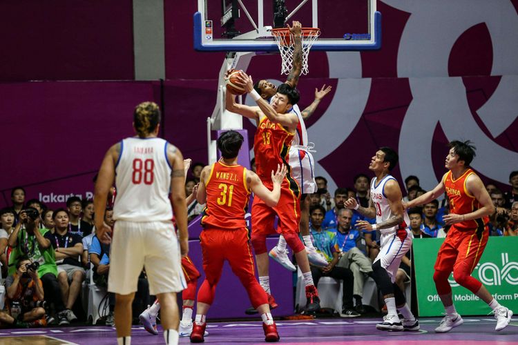 Pebasket China Zhou Qi  melakukan shoot saat melawan Filipina di pertandingan babak penyisihan grup D Asian Games ke 18 di Hall Basket Senayan, Jakarta Pusat, Selasa (21/8/2018). China menang dengan skor 82-80.