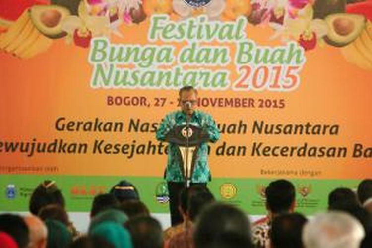 Rektor Institut Pertanian Bogor (IPB) Herry Suhardiyanto saat membuka acara Festival Bunga dan Buah Nusantara 2015 di Kampus IPB Baranangsiang, Kota Bogor, Sabtu (28/11/2015).