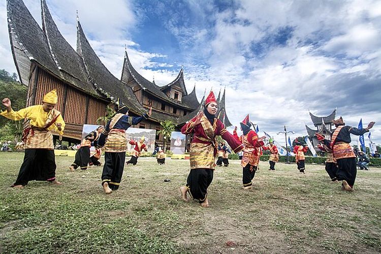 Pertunjukkan Randai, salah satu wisata sejarah dan budaya di Kota Payakumbuh, Sumatera Barat
