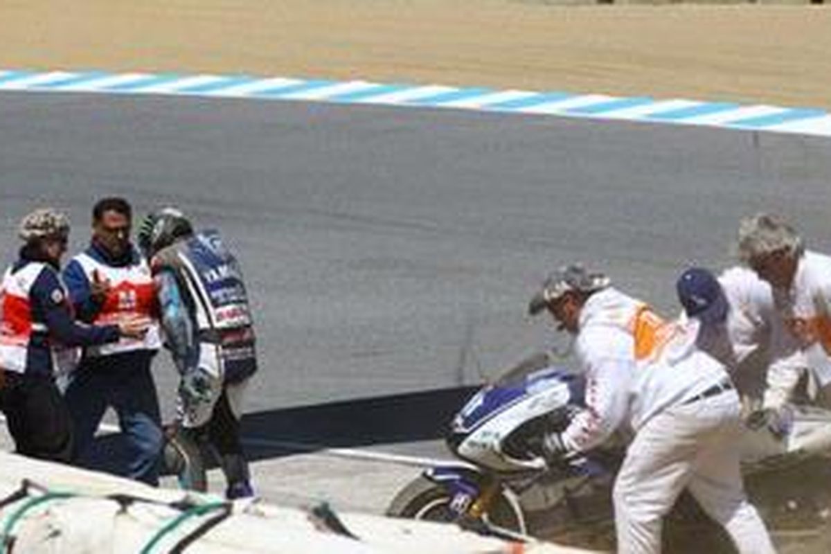 Pebalap Yamaha, Ben Spies, setelah mengalami kecelakaan di GP Amerika Serikat, Minggu (29/7/2012) waktu setempat atau Senin dini hari WIB.