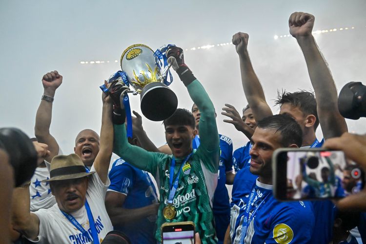 Penjaga gawang Persib bandung Kevin Ray Mendoza angkat piala juara Liga 1 2024-2025 pada Sabtu (24/5/2025) di Stadiong Gelora Bandung Lautan Api (GBLA). 