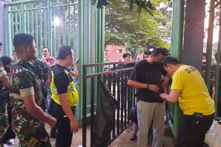 Pemeriksaan suporter menjelang laga timnas U19 Indonesia vs Myanmar di Stadion Patriot Candrabhaga pada lanjutan Piala AFF U19 2022, Minggu (10/7/2022).