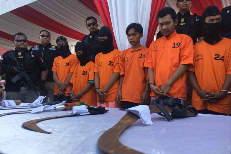 Sebanyak sembilan tersangka pelaku tawuran di Jalan Bintaro Utama III, Tangerang Selatan (Tangsel),  ditangkap aparat Kepolisian Tangsel, Selasa (2/12/2018) lalu. Tawuran yang melibatkan dua kelompok warga itu mengakibatkan seorang yang terlibat tawuran itu, Alan Sutadi (24), tewas. Tujuh  dari sembilan tersangka masih di bawah umur. Foto diambil Jumat (7/12/2018).