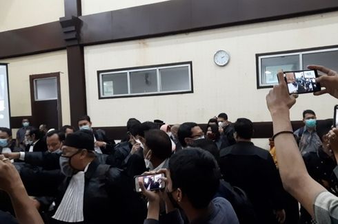 Sidang Kasus Swab Test Rizieq Shihab di PN Jaktim Ricuh, Tim Kuasa Hukum Walk Out