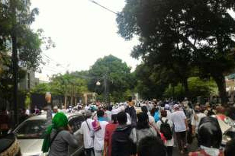 Massa dari Front Pembela Islam (FPI) Bogor Barat melakukan blokade Jalan Raya Ciampea - Cinangneng, Kecamatan Ciampea, Kabupaten Bogor, sambil berdzikir setelah bus yang mereka sewa tak kunjung datang, Jumat (2/12/2016).