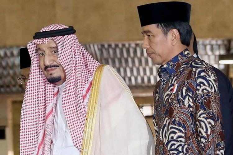Raja Arab Saudi Salman bin Abdulaziz al-Saud dan Presiden Joko Widodo saat memasuki Masjid Istiqlal, Jakarta Pusat, Kamis (2/3/2017). Kunjungan Raja Salman ke Indonesia setelah 47 tahun lalu dalam rangka kerjasama bilateral Indonesia - Arab Saudi.