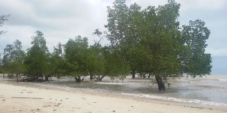 Salah satu sudut Pantai Tapak Hantu Desa Batu Belubang, Bangka Tengah, Kepulauan Bangka Belitung.