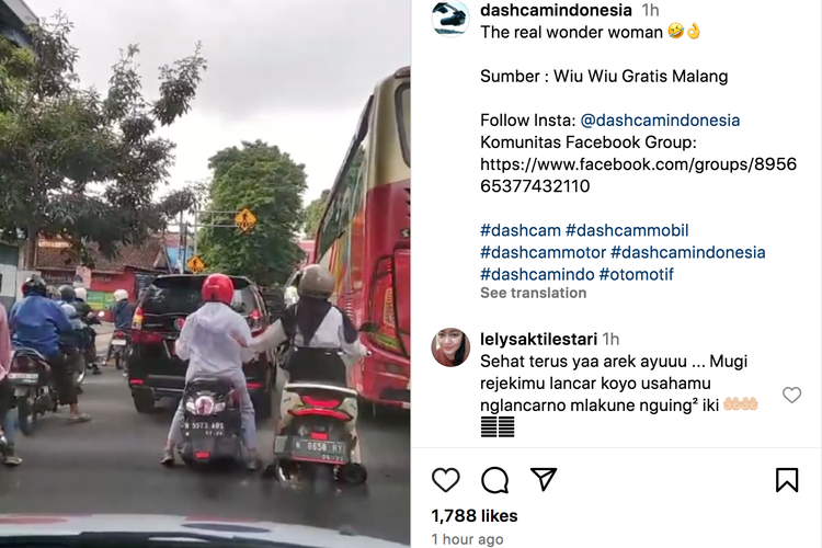 Video ibu-ibu buka jalan untuk ambulans