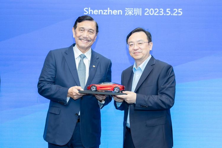 Menteri Koordinator Bidang Kemaritiman dan Investasi Luhut Binsar Pandjaitan dengan penjabat perusahaan mobil listrik asal China, BYD Co. Ltd, Kamis (25/5/2023).